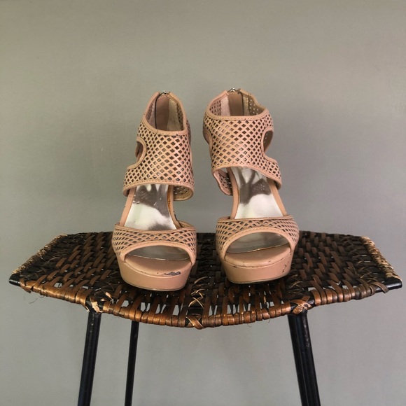 Vera Wang Heels - Picture 2 of 8